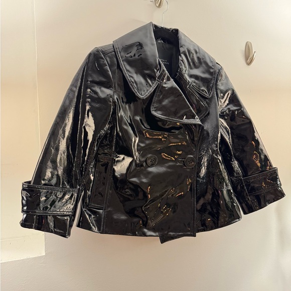 Patent leather
Slit pockets and button closure
Slit in the back - Picture 4 of 7